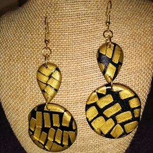 Long dangle earrings that are black and gold. E6